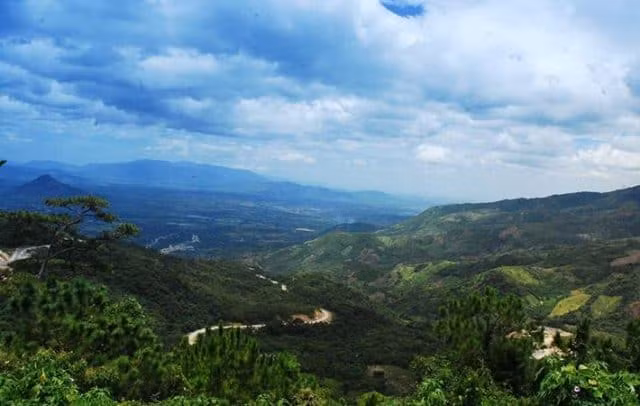 Đèo Ngoạn Mục có 4 đoạn cua khuỷu tay rất gấp, dốc "cùi chỏ" liên tục, có đoạn cua gần như thành một vòng tròn khép kín. Từ lưng chừng đèo nhìn xuống, quãng đường xe đã đi qua quanh co tựa như một con rắn khổng lồ ôm lấy dãy núi.