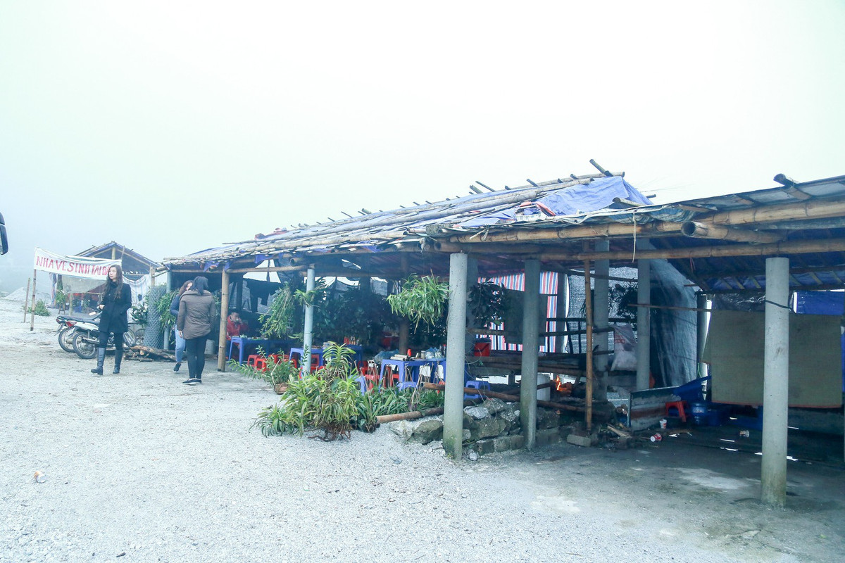 Trên đỉnh đèo còn có chợ đèo Thung Khe. Nhiều khách du lịch đi ngang thường dừng chân ngắm cảnh, thưởng thức chút quà quê dân dã.