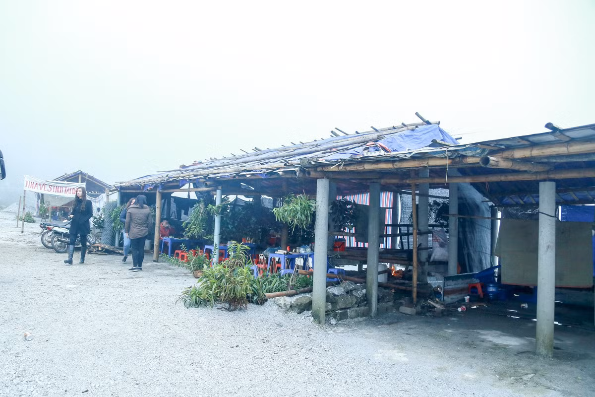 Trên đỉnh đèo còn có chợ đèo Thung Khe. Nhiều khách du lịch đi ngang thường dừng chân ngắm cảnh, thưởng thức chút quà quê dân dã.