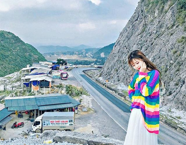 Cả con đèo chìm trong màu trắng xóa bởi núi đá vôi sạt xuống tạo ra khung cảnh hoang sơ thơ mộng.