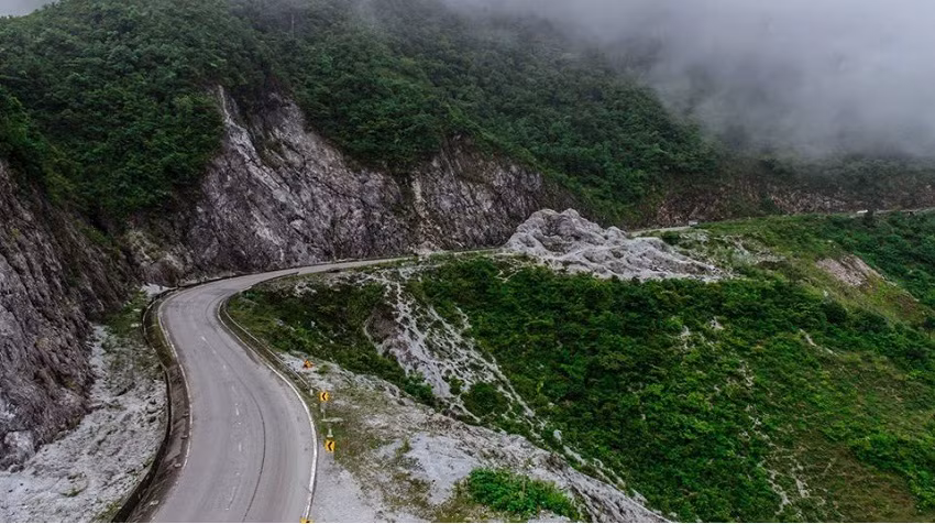 Ngoài những khúc cua tử thần, đèo Thung Khe ẩn chứa hiểm nguy bởi nơi đây nườm nượp xe tải ngược xuôi mỗi ngày, cùng màn sương mù mỗi khi chiều xuống hay vào buổi sớm mai, khiến tầm nhìn rất hạn chế.
