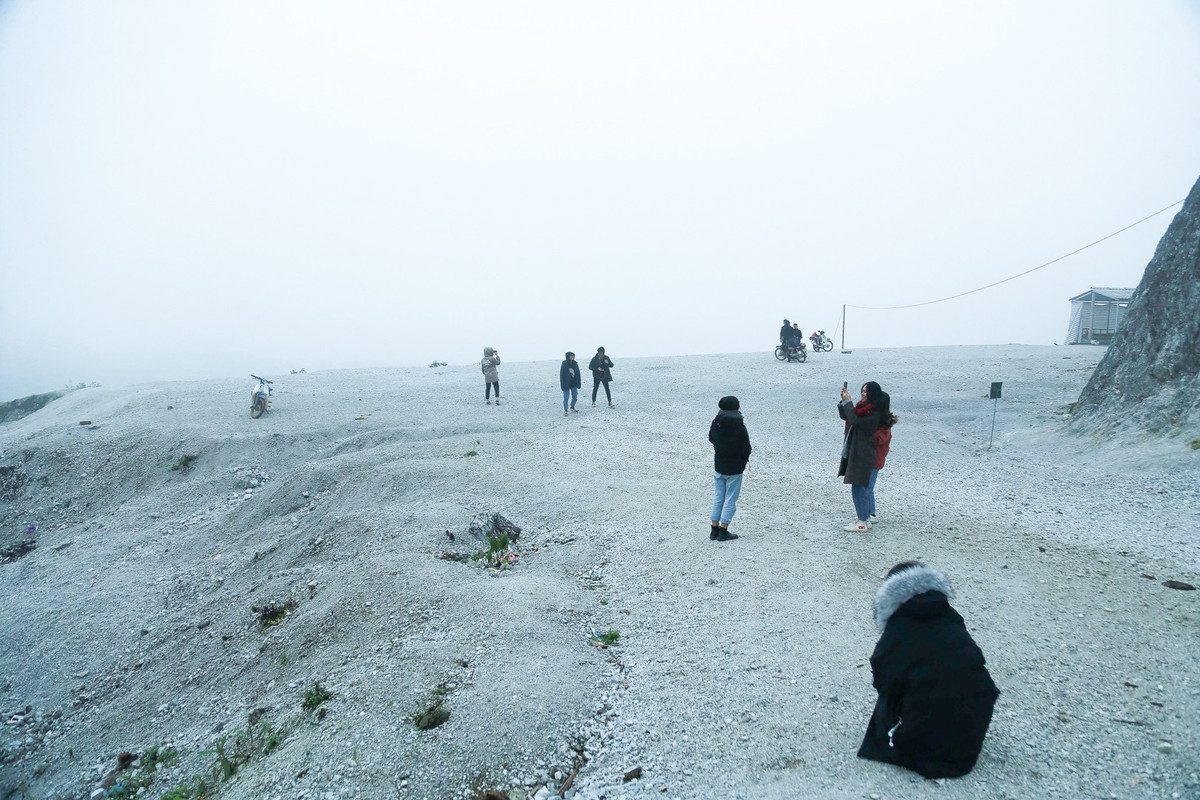 Ngoài ra, nơi đây một ngày có 4 mùa trong trong năm. Buổi sớm là là cái se lạnh với bầu trời trong trẻo, buổi trưa là nắng gắt trời xanh, buổi chiều lành lạnh với ánh hoàng hôn và đêm là sương mù giăng khắp lối với cái lạnh thấu da thịt.