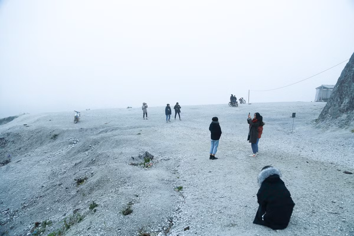 Ngoài ra, nơi đây một ngày có 4 mùa trong trong năm. Buổi sớm là là cái se lạnh với bầu trời trong trẻo, buổi trưa là nắng gắt trời xanh, buổi chiều lành lạnh với ánh hoàng hôn và đêm là sương mù giăng khắp lối với cái lạnh thấu da thịt.