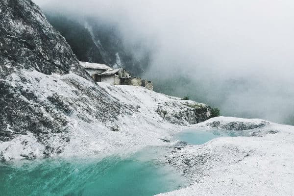 Ngay đỉnh đèo Thung Khe lại có một khoảnh đất lớn nằm lấn ra phía vực, bốn màu trắng xoá bởi bột đá vôi.