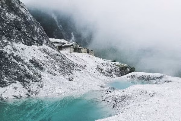 Ngay đỉnh đèo Thung Khe lại có một khoảnh đất lớn nằm lấn ra phía vực, bốn màu trắng xoá bởi bột đá vôi.