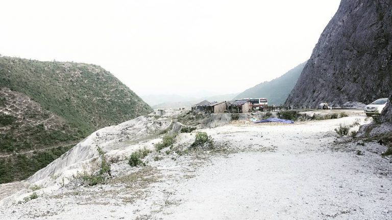 Đèo Thung Khe nổi tiếng với địa hình hiểm trở, quanh co cùng những khúc cua tay áo nối tiếp nhau xuất hiện.