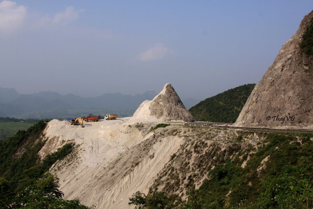 Những tảng đá trắng xóa tạo ra khung cảnh như ở châu Âu.