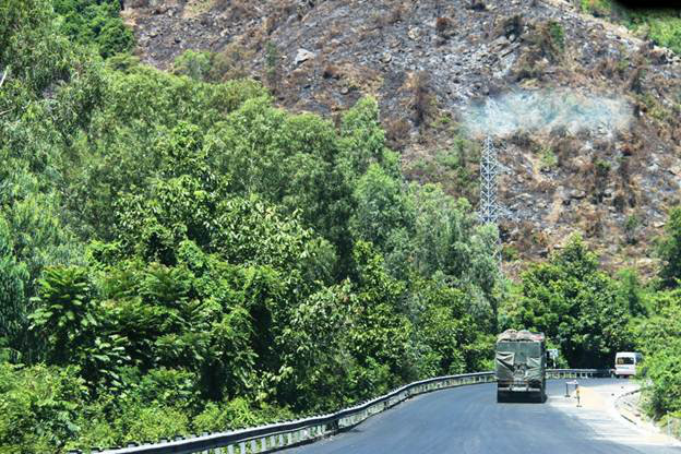 Dọc đường đèo là núi rừng đại ngàn xanh mướt chạy dọc hai bên đường đèo xen lẫn mùi hoa rừng thơm thoang thoảng.