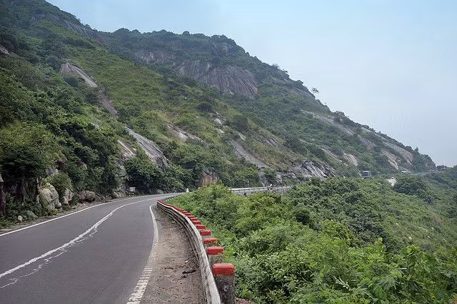 Đèo Cù Mông từng được đặt tên là “con đường ma” vì lời đồn đại rằng con đèo hoang vu này thường có tiếng khóc lóc lúc đêm khuya.