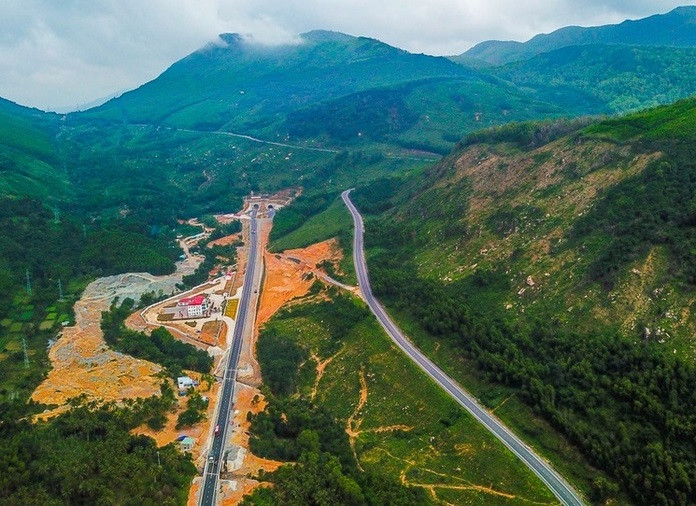 Đèo có chiều dài khá ngắn (dài 7km) và đỉnh đèo chỉ cao 245m so với mực nước biển. Tuy nhiên, đây được xem là cung đường đèo hiểm trở hàng đầu Việt Nam.
