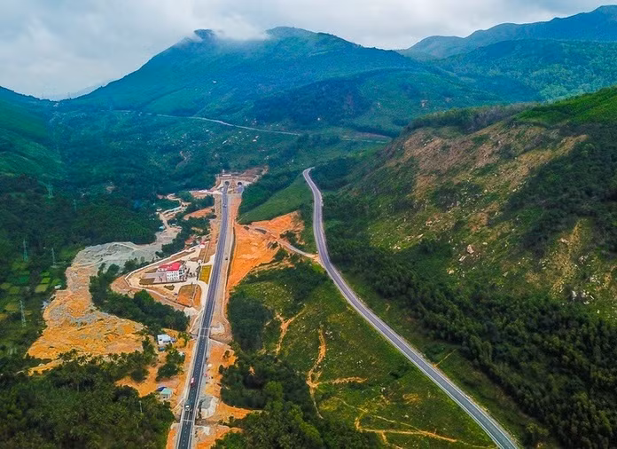 Đèo có chiều dài khá ngắn (dài 7km) và đỉnh đèo chỉ cao 245m so với mực nước biển. Tuy nhiên, đây được xem là cung đường đèo hiểm trở hàng đầu Việt Nam.