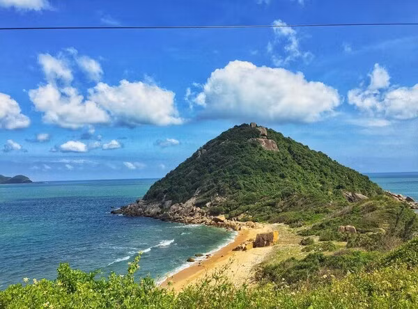 Từ trên đèo Cù Mông, phóng tầm mắt nhìn về phía Đông, hiện ra ở đó là bán đảo Vĩnh Cửu với những triền cát trắng trải dài đến mênh mông vô tận. Còn hướng về phía Nam là bán đảo Hải Phú với vẻ đẹp mĩ miều của hòn Tôm, hòn Nần… hoang sơ và xanh mát.