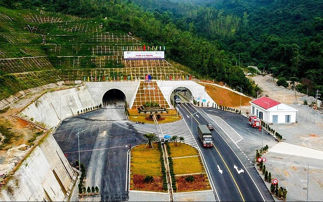 Hầm đèo Cù Mông có chiều dài toàn tuyến hơn 6,6km, chiều dài hầm là 2,6km. Sự xuất hiện của hầm chui này khiến cho việc di chuyển dễ dàng và thông suốt hơn.