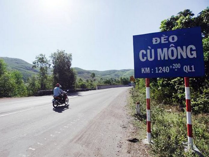 Tương truyền trong cuộc hành trình di cư về phía Nam đầy gian khổ thời Trịnh Nguyễn phân tranh, không ít trẻ em và phụ nữ đã kiệt sức và bỏ mạng tại đây. Sau này, người dân địa phương xây lên am thờ các linh hồn tha hương, từ đó không còn nghe tiếng ai oán nữa.