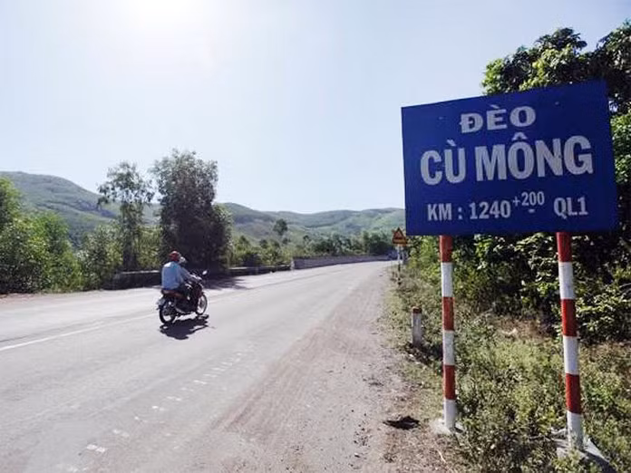 Tương truyền trong cuộc hành trình di cư về phía Nam đầy gian khổ thời Trịnh Nguyễn phân tranh, không ít trẻ em và phụ nữ đã kiệt sức và bỏ mạng tại đây. Sau này, người dân địa phương xây lên am thờ các linh hồn tha hương, từ đó không còn nghe tiếng ai oán nữa.