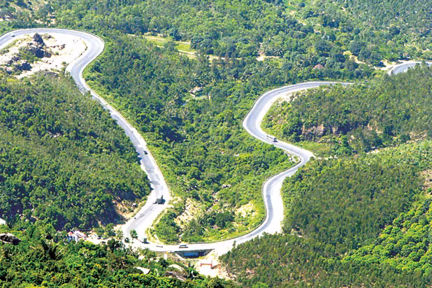 Thời xưa Đèo Cù Mông là ranh giới hai nước Đại Việt và Chiêm Thành. Đây cũng từng là con đường chính để qua lại giữa Bình Định và Phú Yên, khi chưa có tuyến đường Quy Nhơn - Sông Cầu (quốc lộ 1D).