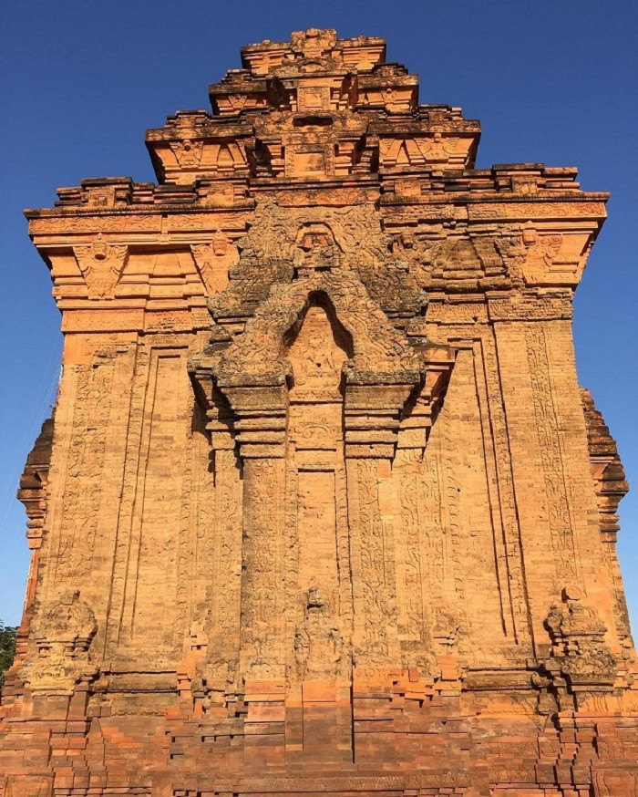 Ngoài ra, tháp Hòa Lai còn ấn tượng bởi hình ảnh của khoảng tường giữa hai trụ ốp được phủ bằng các hình chạm khắc hoa lá; bộ diềm mái là nơi hiện diện những hoa văn tràng hoa chạy dài và hình các thần điểu Garuda đang xoè cánh.