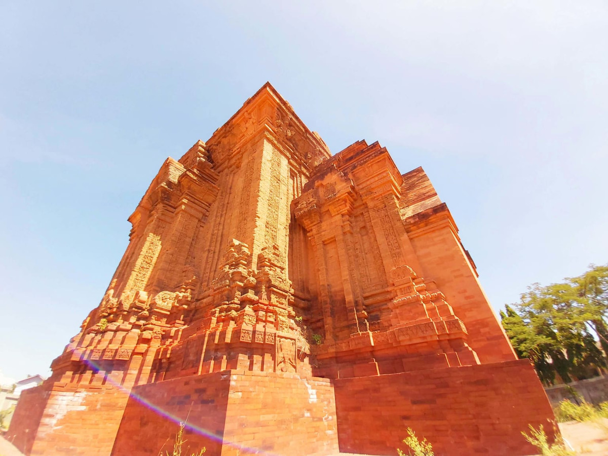 Tháp Bắc cao được xây bằng gạch, mặt tường gạch chạm khắc hoa văn mặt chim, thú huyền thoại, hoa lá… đầy tinh xảo. Ở hướng Đông tháp có một cửa vào, 3 hướng còn lại chỉ là cửa giả như bao đền tháp khác.