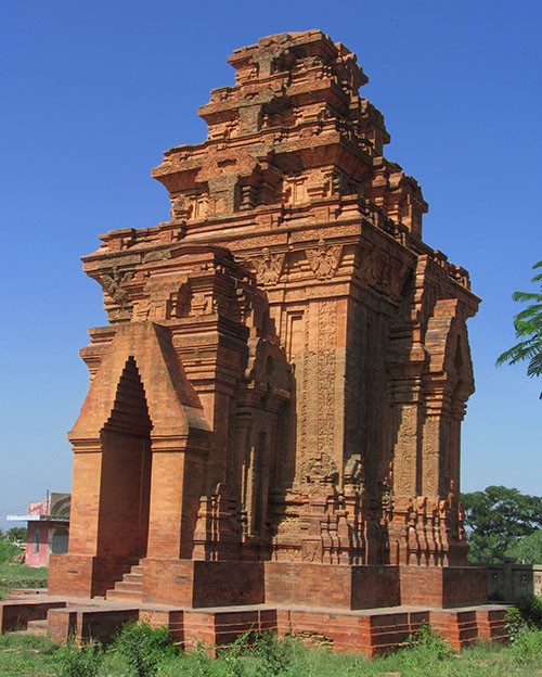 Tên gọi tháp Hòa Lai là tranh cãi lớn nhất. Có hai luồng ý kiến: Hòa Lai là tên gọi theo phong cách Hòa Lai , phong cách tiêu biểu trong nền kiến trúc nghệ tiêu biểu Champa thế kỷ IX, và Hòa Lai là tên của một địa danh của Ninh Thuận khi vua Minh Mạng xuống chiếu chính thức sáp nhập vào Đại Việt?