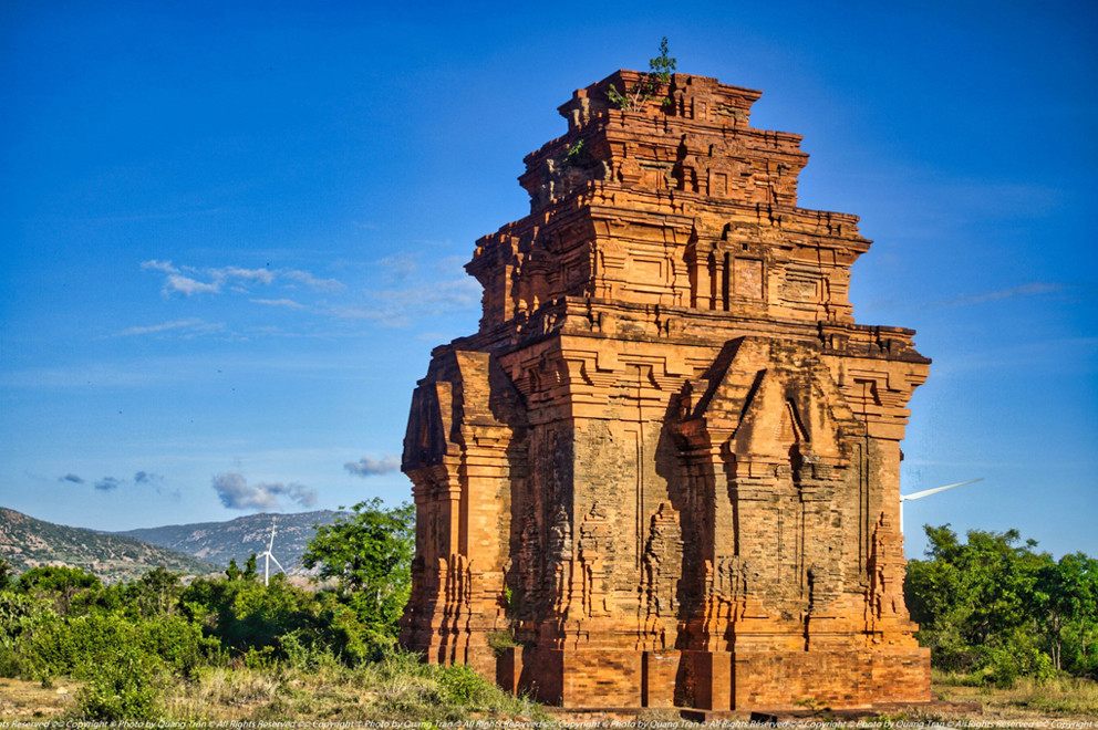 Chủ nhân xây dựng tháp Hòa Lai cũng gây nhiều tranh cãi. Ngày nay, qua khai quật khảo cổ và đối chiếu với bia kí tại đây đã đi đến thống nhất: Chủ nhân của tháp này chính là người Chăm.