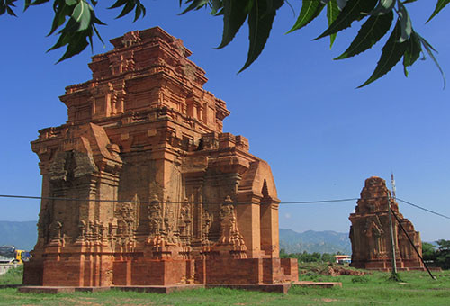 Năm 1986, trong khi khảo sát, các nhà khoa học đã phát hiện một linga bằng đá (sa thạch) ở khu vực Tháp. Phát hiện này đã minh chứng rõ hơn về một quá trình thịnh vượng trong việc phát triển kiến trúc, nghệ thuật và điêu khắc của vương quốc Panduranga.