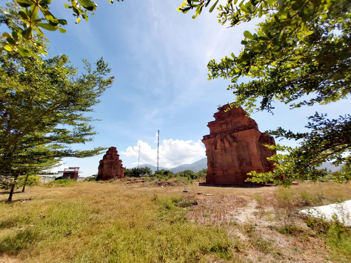 Đến nay, sau hơn 12 thế kỷ tồn tại, cụm di tích chỉ còn tháp Nam, tháp Bắc và phần nền của tháp trung tâm.