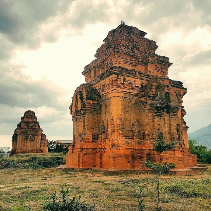 Đền tháp Nam và Bắc nổi bật bởi những vòm cửa tò vò trùm lên trên cửa ra vào. Đặc biệt là vành của cửa vòm được phủ kín bằng những hoa văn hình cuộn vọt ra từ miệng của quái vật Kala trên đỉnh là một điểm nhất rất hấp dẫn.