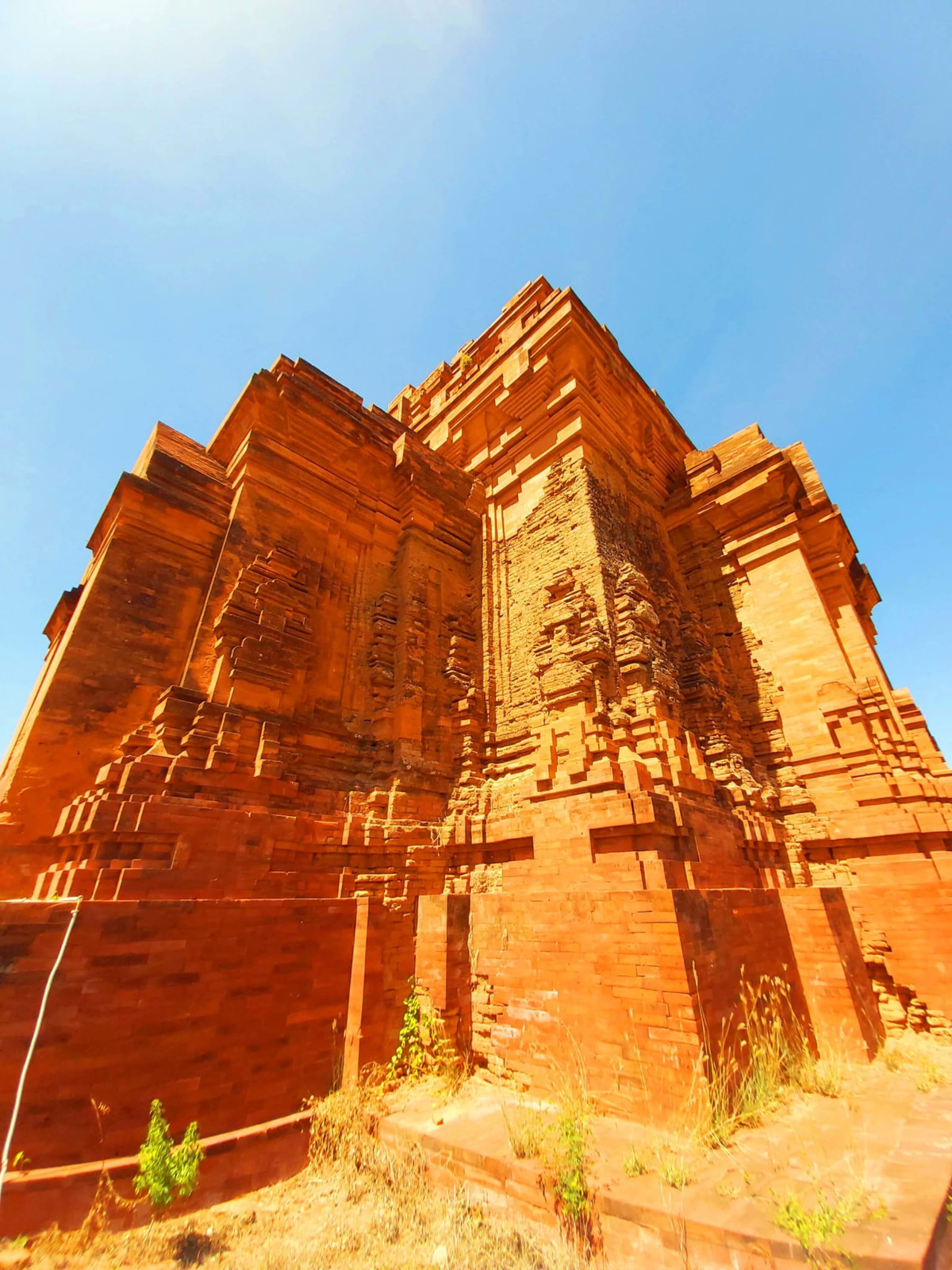 Tháp Nam cao hơn Bắc, cũng được xây bằng gạch, mặt tường gạch chạm khắc hoa văn nhưng ở dạng đang phác thảo. Toàn bộ thân tháp là một khối lập phương nhô lên từ một phần bệ vuông và đỡ cả một hệ thống các tầng nhỏ hơn.