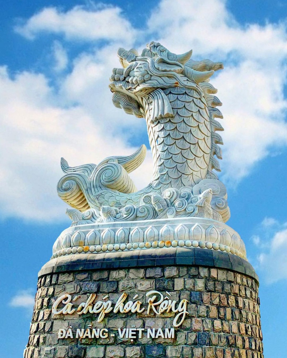 Tại quận Ngũ Hành Sơn có làng nghề điêu khắc đá mỹ nghệ Non Nước nổi tiếng. Theo tư liệu của Cục Di sản văn hóa, làng nghề được hình thành vào khoảng thế kỷ 17, hiện những người thợ ở đây dùng cả công cụ thủ công lẫn máy cơ giới để điêu khắc đá. Trong ảnh là biểu tượng Cá chép hóa Rồng bên bờ sông Hàn của Đà Nẵng, là một sản phẩm đặc sắc của làng đá Non Nước. Ảnh: B_ellb_ell.