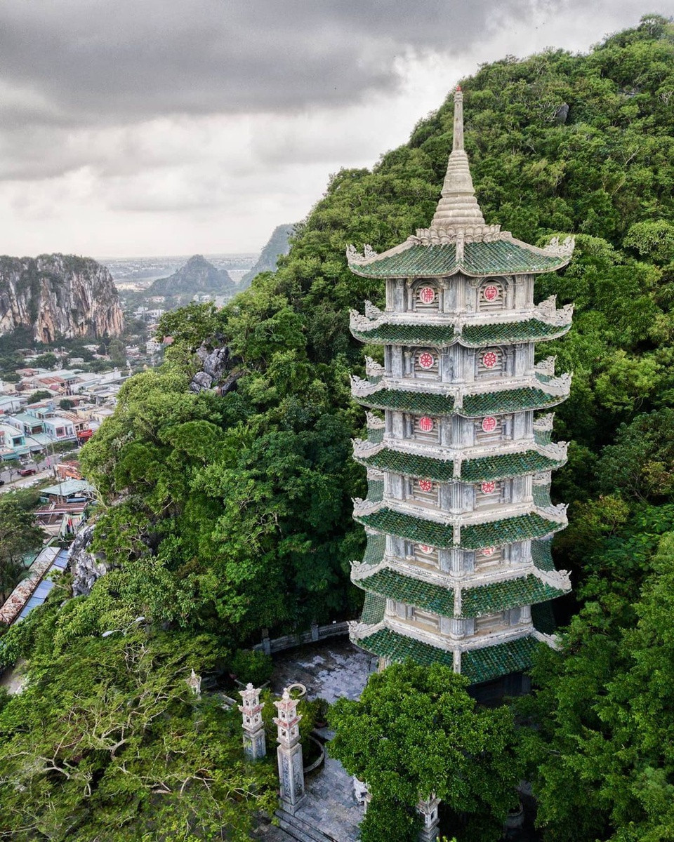 Cuối năm 2018, danh lam thắng cảnh Ngũ Hành Sơn ở Đà Nẵng được xếp hạng Di tích quốc gia đặc biệt. Nằm cách trung tâm thành phố khoảng gần 10 km về hướng đông nam, Ngũ Hành Sơn có cảnh quan đẹp, mang nhiều giá trị về lịch sử, văn hóa, khảo cổ, kinh tế... Ảnh: Andreas Verginer.