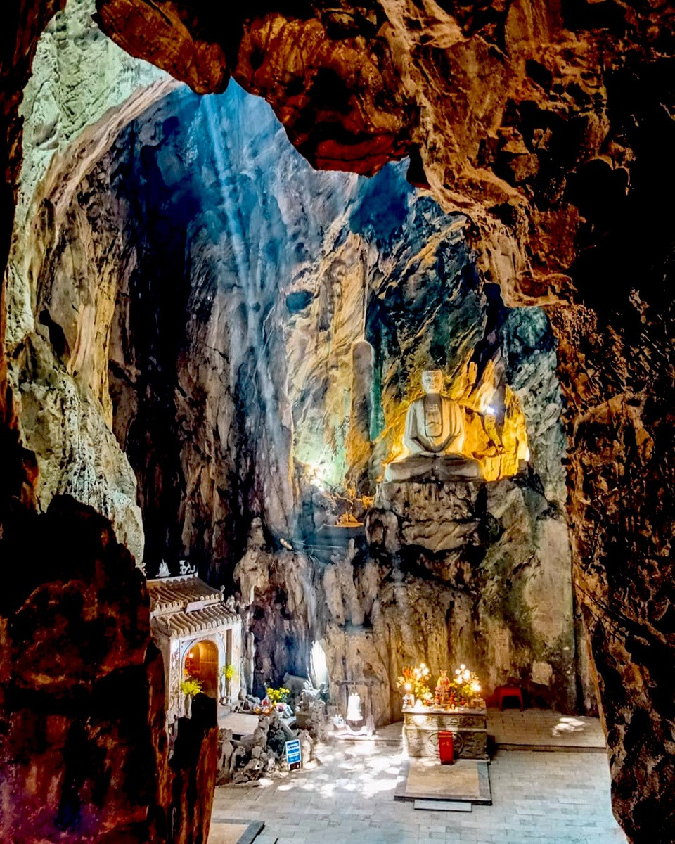 Huyền Không là một trong những thạch động đẹp nhất ở Ngũ Hành Sơn. Nơi đây như chiếc chuông úp sấp, vòm động tiếp xúc với không gian bên ngoài bằng những lỗ hổng tự nhiên, đón ánh sáng từ trên cao soi rọi xuống. Trên vách động có thạch nhũ chảy dài, tạo thành nhiều hình tượng kỳ thú. Trong thạch động Huyền Không có tượng Phật Thích Ca, Kim Cang hộ pháp, Trang Nghiêm tự... Ảnh: Vivere On The Road.