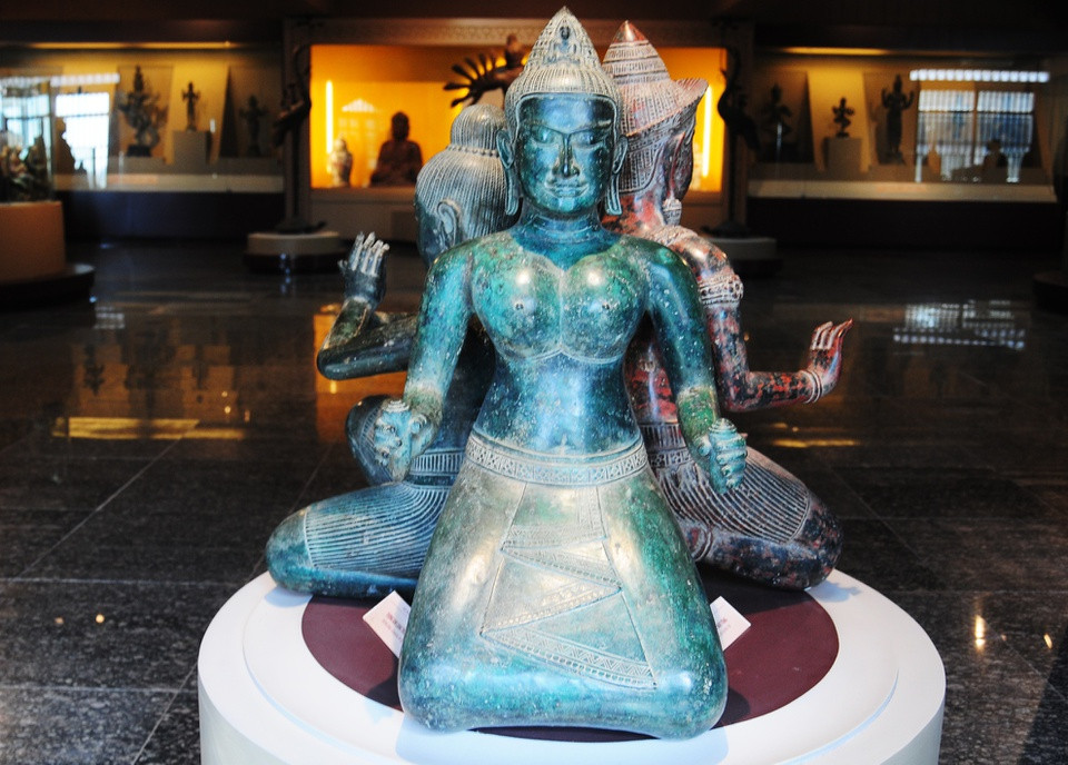 Tại quận Ngũ Hành Sơn có Bảo tàng Văn hóa Phật giáo, được giới thiệu là bảo tàng đầu tiên ở Việt Nam có nội dung trưng bày độc đáo như vậy. Nơi đây hiện lưu giữ hàng trăm hiện vật cổ về Phật giáo, kết tinh các giá trị đặc sắc như tượng Phật, chuông đồng, mộc bản kinh Phật, đồ thờ cúng... Ảnh: Minh Hoàng.