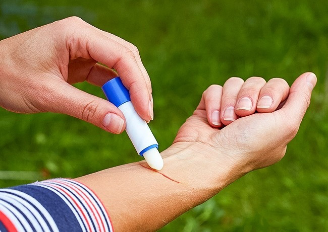 Son dưỡng môi giúp vết trầy xước mau lành: Nhờ chất dưỡng ẩm cùng tính kháng khuẩn cao nên son dưỡng còn có tác dụng tốt trong việc làm dịu và làm lành vết thương hiệu quả. Khi bị vết xước bạn có thể bôi chút son dưỡng môi để tránh vi khuẩn xâm nhập vết cắt, chống viêm...