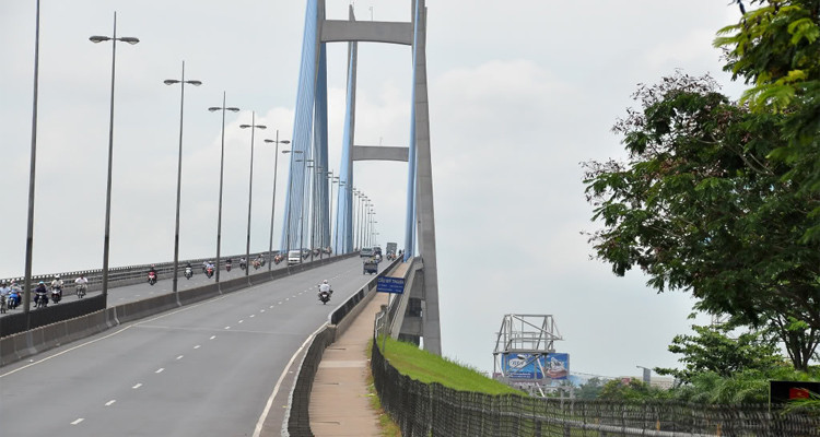 Cầu có kiểu dáng kiến trúc theo phong cách Châu Âu hiện đại và mở đầu cho công nghệ xây dựng cầu dây văng bắc qua eo biển hay các con sông lớn ở nước ta.