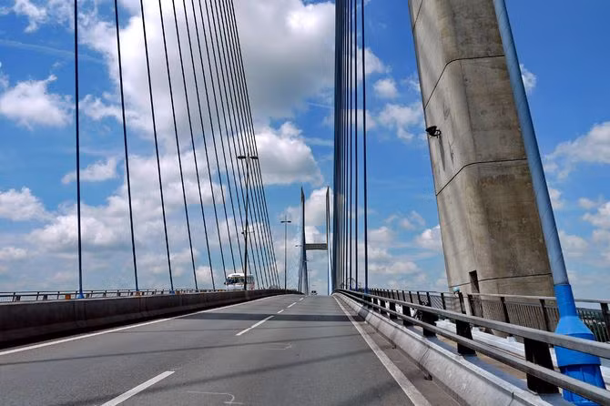 Năm 1997, cầu Mỹ Thuận chính thức được khởi công theo chương trình AusAid của Chính phủ Australia, với tổng nguồn vốn đầu tư là 90,86 triệu đô la Úc (tương đương khoảng 2.000 tỷ đồng), trong đó Chính phủ Úc tài trợ 66%, vốn đối ứng phía Việt Nam là 34% .