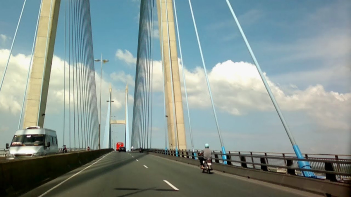 Cầu dây văng Mỹ Thuận có chiều dài hơn 1,5km, rộng 23,66m cho 4 làn xe cơ giới lưu thông. Hai cầu dẫn mỗi bên 11 nhịp, mỗi nhịp 40 m. Độ cao thông thuyền là 37,5 m. 