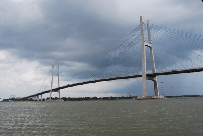 Tuy nhiên, dù đã xây dựng được rất nhiều cầu đường, kể cả những cầu rất lớn như Doumer (Long Biên), Bình Lợi (Sài Gòn), Trường Tiền (Huế)..., người Pháp vẫn không kịp tạo lập cầu Mỹ Thuận như mong muốn. 