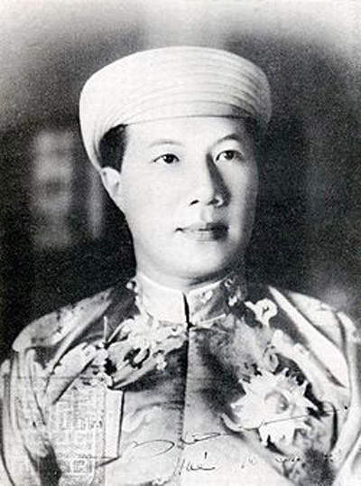  Hoàng đế Bảo Đại (1913 - 1997), tên thật là Nguyễn Phúc Vĩnh Thuỵ là vị Hoàng đế cuối cùng của nhà Nguyễn và của chế độ quân chủ tại Việt Nam. 