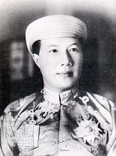  Hoàng đế Bảo Đại (1913 - 1997), tên thật là Nguyễn Phúc Vĩnh Thuỵ là vị Hoàng đế cuối cùng của nhà Nguyễn và của chế độ quân chủ tại Việt Nam. 