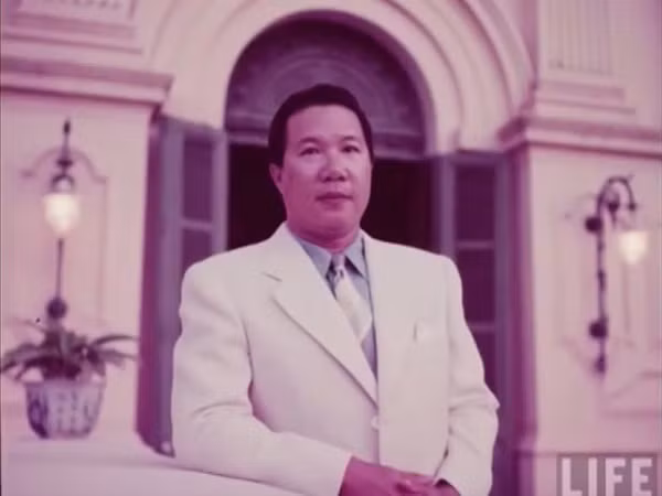 Cựu hoàng không quan tâm đến đời sống kinh tế nhưng bà Monique Baudot nghĩ khác. Bà tìm mọi cách để có thu nhập thêm. Ví dụ, bà đòi tiền những người muốn đến gặp và phỏng vấn cựu hoàng.