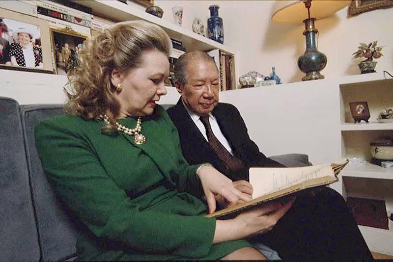 Mặc dù có khá nhiều mâu thuẫn trong việc nhận định, nhưng các nguồn thông tin đều thừa nhận bà Monique Baudot giữ vai trò một người bạn, thư ký riêng, quản gia hay một người phục vụ của cựu hoàng Bảo Đại trong suốt mấy thập niên cuối đời. 