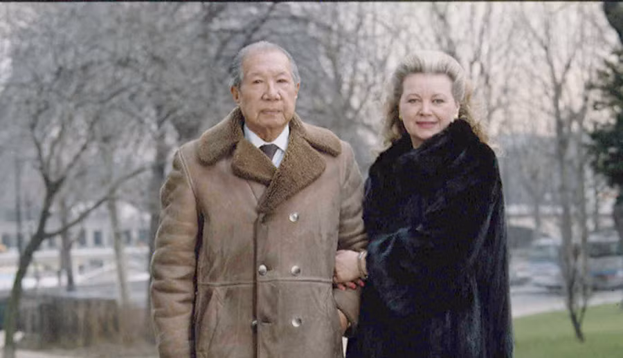 Cho đến nay xuất thân của bà Monique Baudot vẫn còn gây tranh cãi. Báo chí Pháp viết bà từng làm tuỳ viên báo chí trong một tòa đại sứ. Tuy nhiên, một số người cho rằng bà chỉ là bồi phòng.