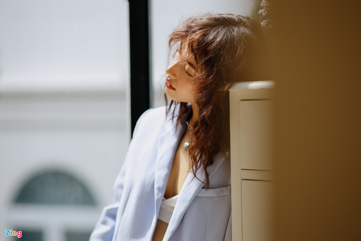 Theo Cara, ngoài giọng hát, kỹ năng trình diễn, cô còn chú trọng ngoại hình bởi đây là một trong những yếu tố quan trọng của ca sĩ hiện giờ. “Tôi chú trọng đầu tư hình ảnh cả khi đi diễn và trên social. Các bạn nghệ sĩ khác có thể được ê-kíp hỗ trợ, thậm chí chụp selfie cũng có người cầm máy cho, còn tôi tự mình làm tất cả. Tôi có ê-kíp hỗ trợ trang phục, make up nhưng riêng khoản chụp hình, chỉnh sửa... tôi chỉ tin chính mình”, cô kể.