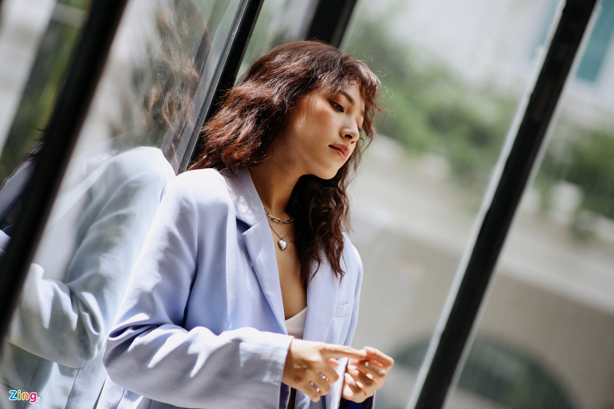 Chia sẻ về việc ca hát nhiều năm nhưng chưa bứt phá, Cara nói: “Tôi nghĩ do thiếu may mắn. Là ca sĩ, ai cũng mong có hit, nhưng đó không phải mục tiêu quan trọng nhất với tôi hiện tại. Tôi nghĩ cứ làm việc chuyên nghiệp, chưa có hit mình cũng được khán giả ghi nhận ở sự đầu tư và cố gắng”.