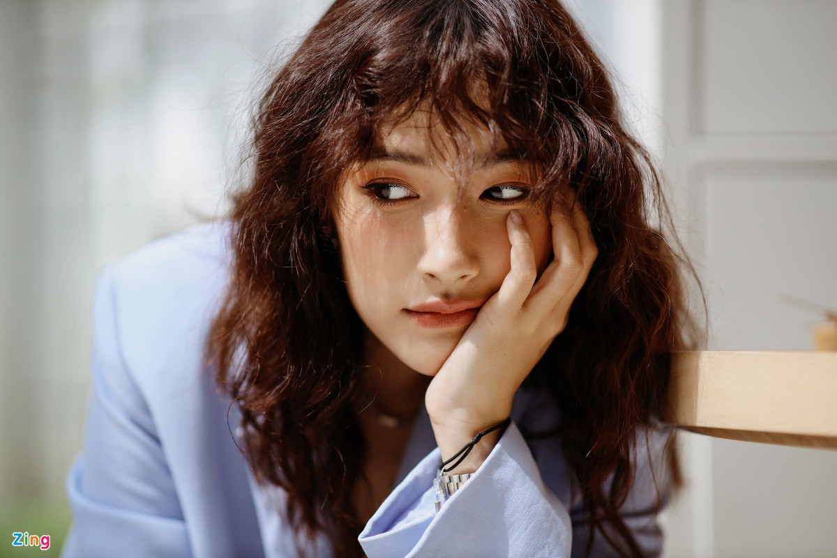 Giọng ca Thôi miên cho biết thời gian qua dịch bệnh bùng phát cô không đi diễn mà dành thời gian tập vũ đạo, thanh nhạc, trau dồi giọng hát. Nữ ca sĩ cũng tìm kiếm chất liệu âm nhạc mới, định hình phong cách cá nhân và chuẩn bị các bài thi cho The Heroes.