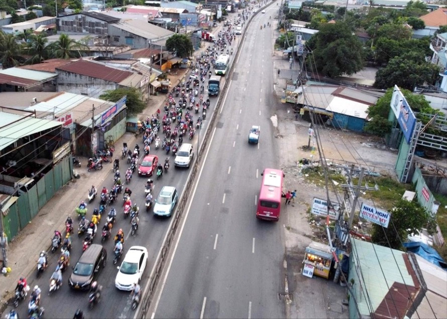 Nhieu nguoi roi TPHCM ve que truoc gio gian cach