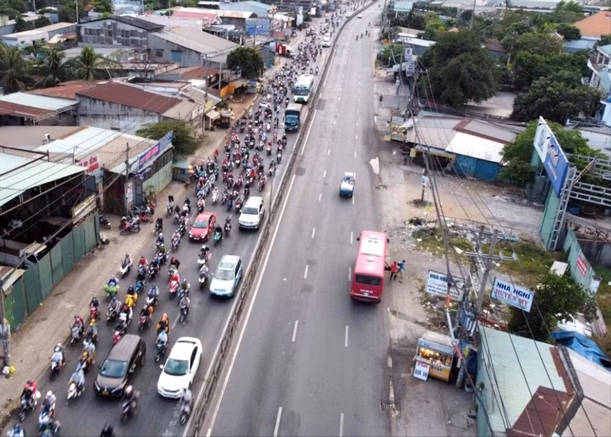 Nhieu nguoi roi TPHCM ve que truoc gio gian cach