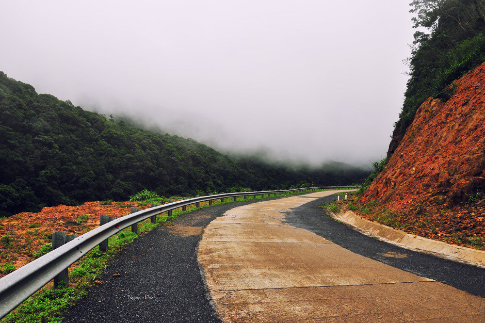 Xuất phát từ thị trấn Khe Sanh theo đường Hồ Chí Minh khoảng tầm 35 km là đến chân đèo. Nhìn từ đây, du khách sẽ thấy con đường quanh co, uốn lượn như “chú rồng” say giấc, giữa những trùng mây cao tít.