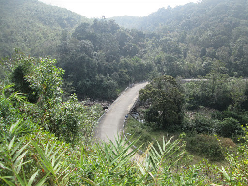 Năm 1997, Đoàn Công binh Lũng Lô (thuộc Bộ Tư lệnh Công binh) được giao phụ trách khai thông phía nam đèo, để tiện giao thông đi lại. Đoạn còn lại từ đỉnh đèo kéo xuống phía bắc chân đèo do Đoàn 384 (thuộc Binh đoàn 12) phụ trách.