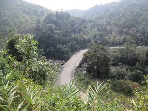 Năm 1997, Đoàn Công binh Lũng Lô (thuộc Bộ Tư lệnh Công binh) được giao phụ trách khai thông phía nam đèo, để tiện giao thông đi lại. Đoạn còn lại từ đỉnh đèo kéo xuống phía bắc chân đèo do Đoàn 384 (thuộc Binh đoàn 12) phụ trách.